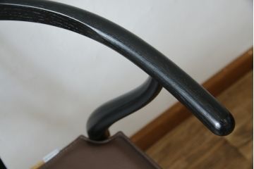 中古　超美品　北欧家具　老舗家具メーカー CARL HANSEN & SON(カール・ハンセン&サン)　ハンス J. ウェグナー(HANS J. WEGNER)デザイン　CH24　オーク材　　本革(レザー)クッション付き　特徴的なラインを描く美しいフォルムのYチェア(ワイチェア、ダイニングチェア、アームチェア、イス、椅子)(定価約17万円)(R-083149)
