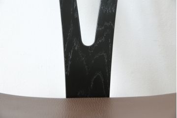 中古　超美品　北欧家具　老舗家具メーカー CARL HANSEN & SON(カール・ハンセン&サン)　ハンス J. ウェグナー(HANS J. WEGNER)デザイン　CH24　オーク材　　本革(レザー)クッション付き　特徴的なラインを描く美しいフォルムのYチェア(ワイチェア、ダイニングチェア、アームチェア、イス、椅子)(定価約17万円)(R-083149)