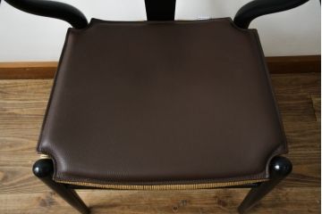 中古　超美品　北欧家具　老舗家具メーカー CARL HANSEN & SON(カール・ハンセン&サン)　ハンス J. ウェグナー(HANS J. WEGNER)デザイン　CH24　オーク材　　本革(レザー)クッション付き　特徴的なラインを描く美しいフォルムのYチェア(ワイチェア、ダイニングチェア、アームチェア、イス、椅子)(定価約17万円)(R-083149)