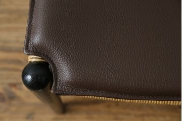中古　超美品　北欧家具　老舗家具メーカー CARL HANSEN & SON(カール・ハンセン&サン)　ハンス J. ウェグナー(HANS J. WEGNER)デザイン　CH24　オーク材　　本革(レザー)クッション付き　特徴的なラインを描く美しいフォルムのYチェア(ワイチェア、ダイニングチェア、アームチェア、イス、椅子)(定価約17万円)(R-083149)
