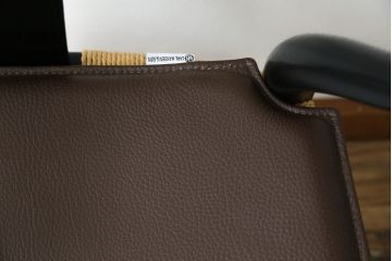 中古　超美品　北欧家具　老舗家具メーカー CARL HANSEN & SON(カール・ハンセン&サン)　ハンス J. ウェグナー(HANS J. WEGNER)デザイン　CH24　オーク材　　本革(レザー)クッション付き　特徴的なラインを描く美しいフォルムのYチェア(ワイチェア、ダイニングチェア、アームチェア、イス、椅子)(定価約17万円)(R-083149)