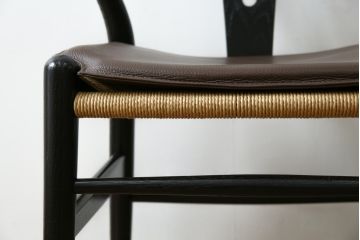 中古　超美品　北欧家具　老舗家具メーカー CARL HANSEN & SON(カール・ハンセン&サン)　ハンス J. ウェグナー(HANS J. WEGNER)デザイン　CH24　オーク材　　本革(レザー)クッション付き　特徴的なラインを描く美しいフォルムのYチェア(ワイチェア、ダイニングチェア、アームチェア、イス、椅子)(定価約17万円)(R-083149)