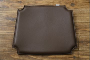 中古　超美品　北欧家具　老舗家具メーカー CARL HANSEN & SON(カール・ハンセン&サン)　ハンス J. ウェグナー(HANS J. WEGNER)デザイン　CH24　オーク材　　本革(レザー)クッション付き　特徴的なラインを描く美しいフォルムのYチェア(ワイチェア、ダイニングチェア、アームチェア、イス、椅子)(定価約17万円)(R-083149)