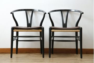 中古　超美品　北欧家具　老舗家具メーカー CARL HANSEN & SON(カール・ハンセン&サン)　ハンス J. ウェグナー(HANS J. WEGNER)デザイン　CH24　ビーチ材　本革(レザー)クッション付き　特徴的なラインを描く美しいフォルムのYチェア2脚セット(ワイチェア、ダイニングチェア、アームチェア、イス、椅子、バラ売り可能)(定価約27万円)(R-083150)