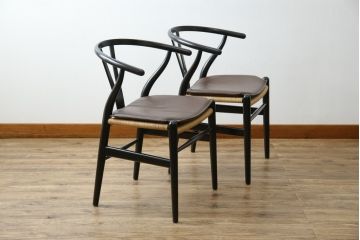中古　超美品　北欧家具　老舗家具メーカー CARL HANSEN & SON(カール・ハンセン&サン)　ハンス J. ウェグナー(HANS J. WEGNER)デザイン　CH24　ビーチ材　本革(レザー)クッション付き　特徴的なラインを描く美しいフォルムのYチェア2脚セット(ワイチェア、ダイニングチェア、アームチェア、イス、椅子、バラ売り可能)(定価約27万円)(R-083150)