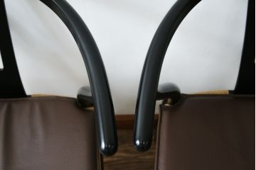 中古　超美品　北欧家具　老舗家具メーカー CARL HANSEN & SON(カール・ハンセン&サン)　ハンス J. ウェグナー(HANS J. WEGNER)デザイン　CH24　ビーチ材　本革(レザー)クッション付き　特徴的なラインを描く美しいフォルムのYチェア2脚セット(ワイチェア、ダイニングチェア、アームチェア、イス、椅子、バラ売り可能)(定価約27万円)(R-083150)