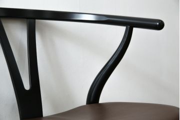 中古　超美品　北欧家具　老舗家具メーカー CARL HANSEN & SON(カール・ハンセン&サン)　ハンス J. ウェグナー(HANS J. WEGNER)デザイン　CH24　ビーチ材　本革(レザー)クッション付き　特徴的なラインを描く美しいフォルムのYチェア2脚セット(ワイチェア、ダイニングチェア、アームチェア、イス、椅子、バラ売り可能)(定価約27万円)(R-083150)