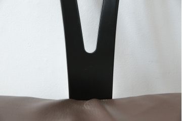 中古　超美品　北欧家具　老舗家具メーカー CARL HANSEN & SON(カール・ハンセン&サン)　ハンス J. ウェグナー(HANS J. WEGNER)デザイン　CH24　ビーチ材　本革(レザー)クッション付き　特徴的なラインを描く美しいフォルムのYチェア2脚セット(ワイチェア、ダイニングチェア、アームチェア、イス、椅子、バラ売り可能)(定価約27万円)(R-083150)