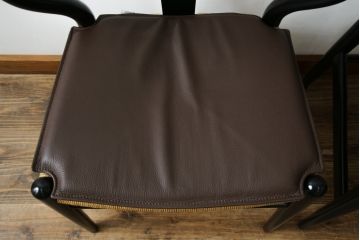 中古　超美品　北欧家具　老舗家具メーカー CARL HANSEN & SON(カール・ハンセン&サン)　ハンス J. ウェグナー(HANS J. WEGNER)デザイン　CH24　ビーチ材　本革(レザー)クッション付き　特徴的なラインを描く美しいフォルムのYチェア2脚セット(ワイチェア、ダイニングチェア、アームチェア、イス、椅子、バラ売り可能)(定価約27万円)(R-083150)