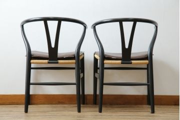 中古　超美品　北欧家具　老舗家具メーカー CARL HANSEN & SON(カール・ハンセン&サン)　ハンス J. ウェグナー(HANS J. WEGNER)デザイン　CH24　ビーチ材　本革(レザー)クッション付き　特徴的なラインを描く美しいフォルムのYチェア2脚セット(ワイチェア、ダイニングチェア、アームチェア、イス、椅子、バラ売り可能)(定価約27万円)(R-083150)
