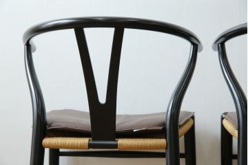 中古　超美品　北欧家具　老舗家具メーカー CARL HANSEN & SON(カール・ハンセン&サン)　ハンス J. ウェグナー(HANS J. WEGNER)デザイン　CH24　ビーチ材　本革(レザー)クッション付き　特徴的なラインを描く美しいフォルムのYチェア2脚セット(ワイチェア、ダイニングチェア、アームチェア、イス、椅子、バラ売り可能)(定価約27万円)(R-083150)