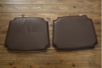 中古　超美品　北欧家具　老舗家具メーカー CARL HANSEN & SON(カール・ハンセン&サン)　ハンス J. ウェグナー(HANS J. WEGNER)デザイン　CH24　ビーチ材　本革(レザー)クッション付き　特徴的なラインを描く美しいフォルムのYチェア2脚セット(ワイチェア、ダイニングチェア、アームチェア、イス、椅子、バラ売り可能)(定価約27万円)(R-083150)