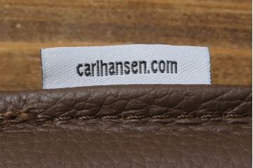 中古　超美品　北欧家具　老舗家具メーカー CARL HANSEN & SON(カール・ハンセン&サン)　ハンス J. ウェグナー(HANS J. WEGNER)デザイン　CH24　ビーチ材　本革(レザー)クッション付き　特徴的なラインを描く美しいフォルムのYチェア2脚セット(ワイチェア、ダイニングチェア、アームチェア、イス、椅子、バラ売り可能)(定価約27万円)(R-083150)