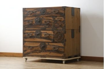 和製アンティーク　希少!!　前面黒柿材　上質な麒麟(キリン)と牡丹の錠前金具　特注　二段重ねの相馬箪笥(仙台箪笥、時代箪笥、和たんす、衣装箪笥、引き出し、チェスト、バラ売り可能)(R-083154)