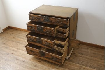 和製アンティーク　希少!!　前面黒柿材　上質な麒麟(キリン)と牡丹の錠前金具　特注　二段重ねの相馬箪笥(仙台箪笥、時代箪笥、和たんす、衣装箪笥、引き出し、チェスト、バラ売り可能)(R-083154)