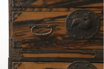和製アンティーク　希少!!　前面黒柿材　上質な麒麟(キリン)と牡丹の錠前金具　特注　上品で風情のある相馬箪笥ローボード(仙台箪笥、時代箪笥、和たんす、衣装箪笥、引き出し、ローチェスト、テレビ台)(R-083155)
