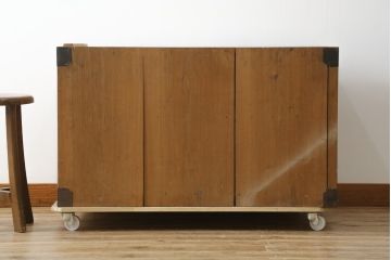 和製アンティーク　希少!!　前面黒柿材　上質な麒麟(キリン)と牡丹の錠前金具　特注　上品で風情のある相馬箪笥ローボード(仙台箪笥、時代箪笥、和たんす、衣装箪笥、引き出し、ローチェスト、テレビ台)(R-083156)