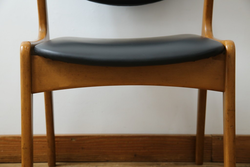 和製ビンテージ　九州　高級日田家具　アサヒ木工(アサヒファニチャー)　ビーチ材　合皮　北欧デザインがおしゃれ!!座り心地と美しさを兼ね備えたアームレスチェア(ダイニングチェア、イス、椅子、ヴィンテージ)(R-083158)