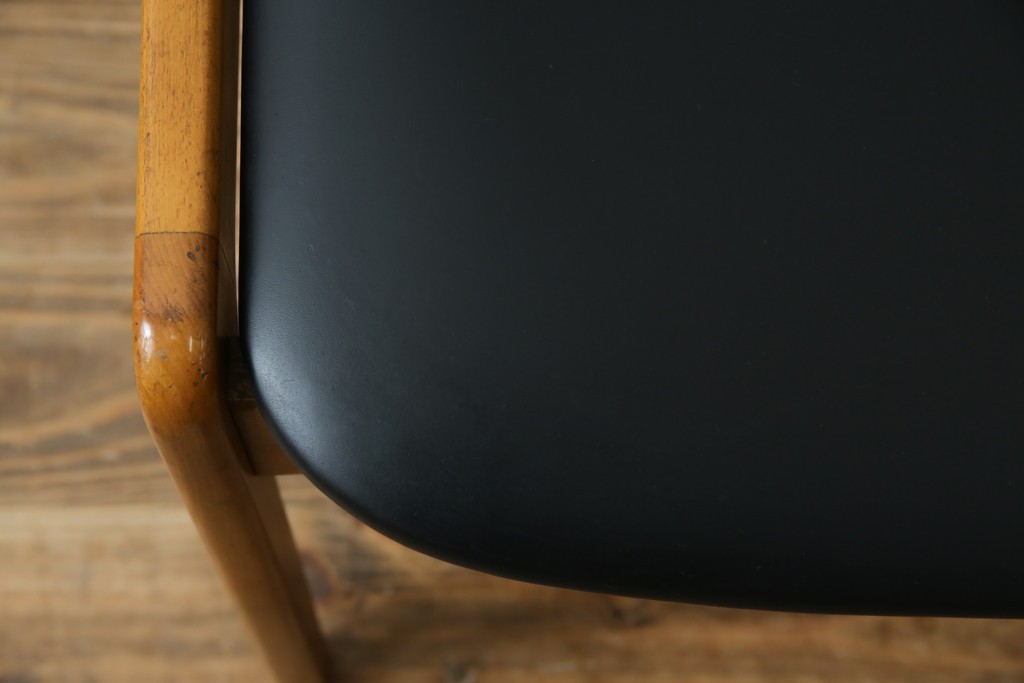 和製ビンテージ　九州　高級日田家具　アサヒ木工(アサヒファニチャー)　ビーチ材　合皮　北欧デザインがおしゃれ!!座り心地と美しさを兼ね備えたアームレスチェア(ダイニングチェア、イス、椅子、ヴィンテージ)(R-083158)