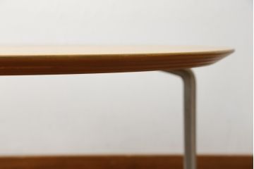 中古　超美品!!　IDEE(イデー)　長大作デザイン　YABANE LOW TABLE ROUND(矢羽ローテーブル/円)　矢羽　杢目の接ぎを活かしたデザインが印象的なローテーブル(ラウンドテーブル、丸テーブル、リビングテーブル、センターテーブル)(定価約30万円)(R-083159)
