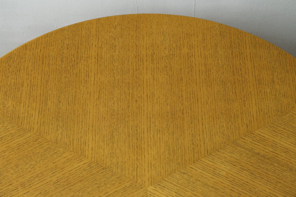 中古　超美品!!　IDEE(イデー)　長大作デザイン　YABANE LOW TABLE ROUND(矢羽ローテーブル/円)　矢羽　杢目の接ぎを活かしたデザインが印象的なローテーブル　定価約30万円　(R-083159)