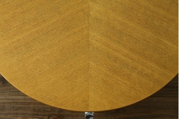 中古　超美品!!　IDEE(イデー)　長大作デザイン　YABANE LOW TABLE ROUND(矢羽ローテーブル/円)　矢羽　杢目の接ぎを活かしたデザインが印象的なローテーブル　定価約30万円　(R-083159)