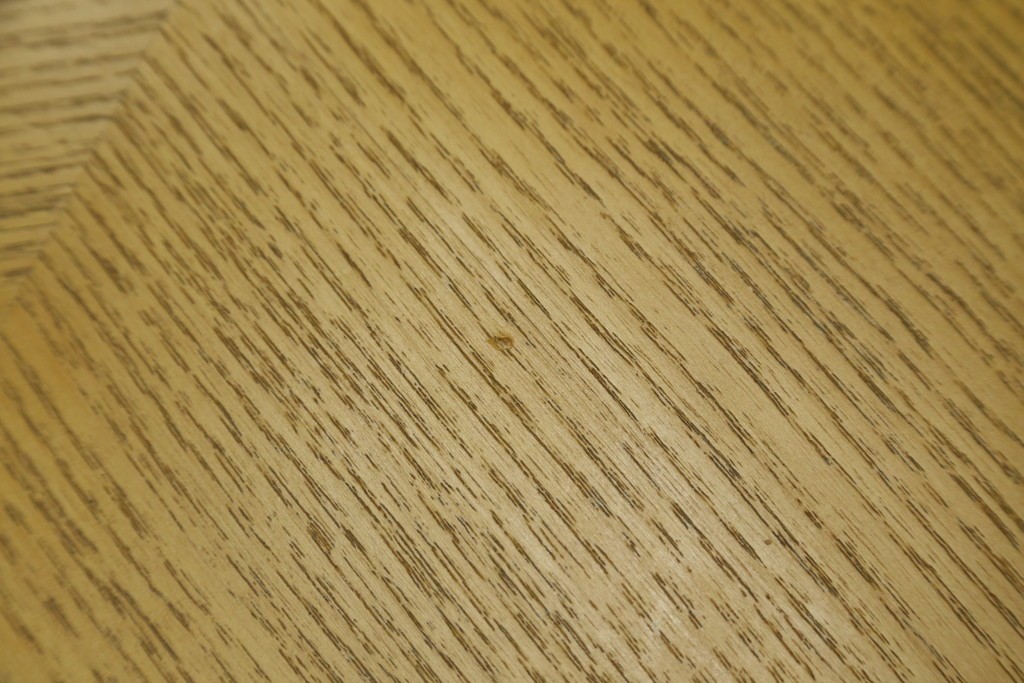 中古　超美品!!　IDEE(イデー)　長大作デザイン　YABANE LOW TABLE ROUND(矢羽ローテーブル/円)　矢羽　杢目の接ぎを活かしたデザインが印象的なローテーブル　定価約30万円　(R-083159)