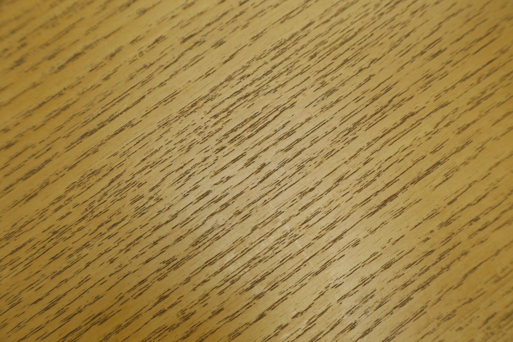 中古　超美品!!　IDEE(イデー)　長大作デザイン　YABANE LOW TABLE ROUND(矢羽ローテーブル/円)　矢羽　杢目の接ぎを活かしたデザインが印象的なローテーブル　定価約30万円　(R-083159)