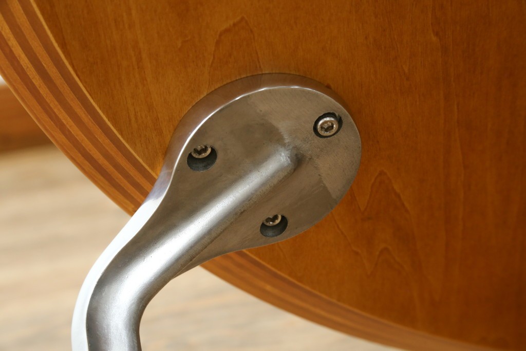 中古　超美品!!　IDEE(イデー)　長大作デザイン　YABANE LOW TABLE ROUND(矢羽ローテーブル/円)　矢羽　杢目の接ぎを活かしたデザインが印象的なローテーブル　定価約30万円　(R-083159)