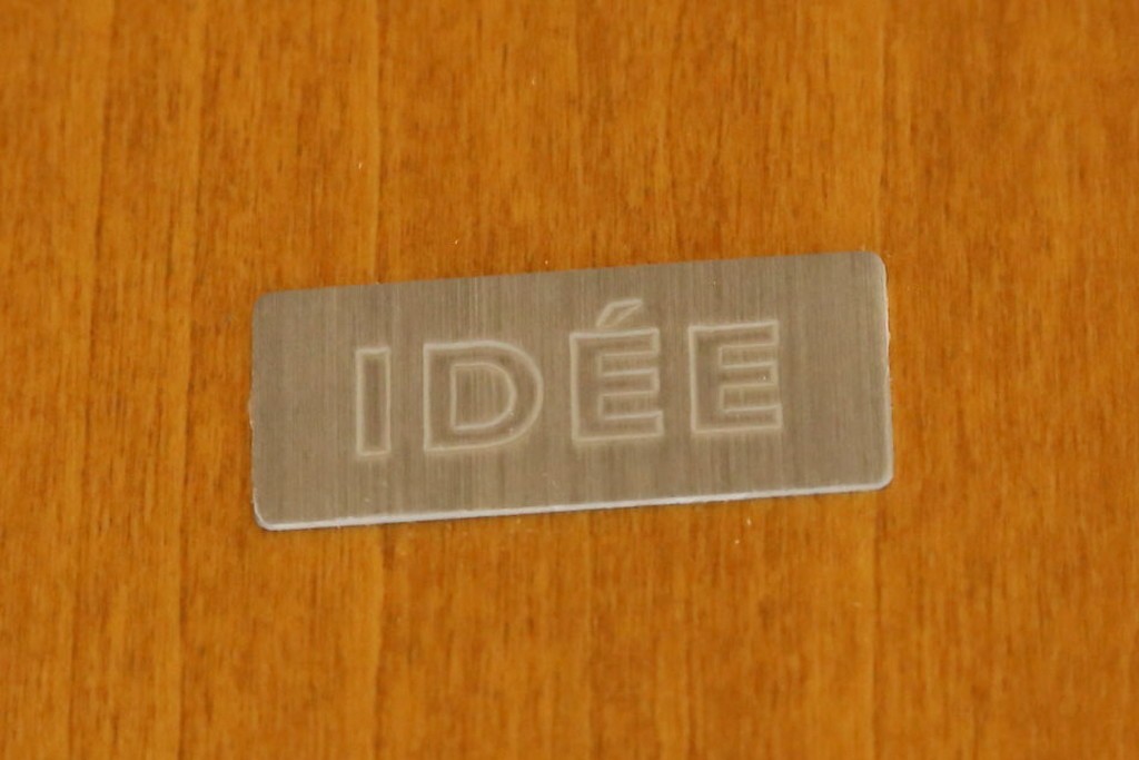 中古　超美品!!　IDEE(イデー)　長大作デザイン　YABANE LOW TABLE ROUND(矢羽ローテーブル/円)　矢羽　杢目の接ぎを活かしたデザインが印象的なローテーブル　定価約30万円　(R-083159)
