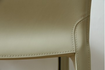 中古　美品　Cassina(カッシーナ)　412　CAB(キャブ)　MARIO BELLINI(マリオベリーニ)　アイボリー　シンプルモダンな空間づくりに活躍するアームレスチェア　定価約23万円　(R-083161)