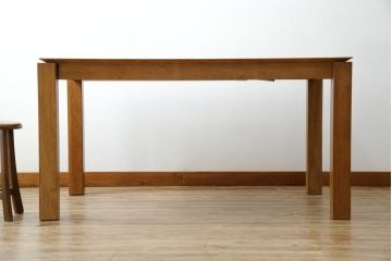 中古　ベルギー　ETHNICRAFT(エスニクラフト)　モダンシャープデザイン　チーク無垢材　伸縮式　温もりのある風合いがナチュラルインテリアにおすすめのダイニングテーブル(エクステンションテーブル、4人掛け、6人掛け)(定価約46万円)(R-083166)