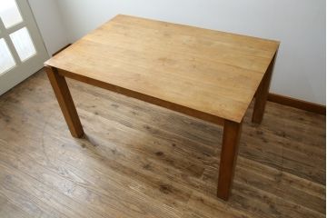 中古　ベルギー　ETHNICRAFT(エスニクラフト)　モダンシャープデザイン　チーク無垢材　伸縮式　温もりのある風合いがナチュラルインテリアにおすすめのダイニングテーブル(エクステンションテーブル、4人掛け、6人掛け)(定価約46万円)(R-083166)