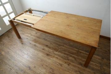 中古　ベルギー　ETHNICRAFT(エスニクラフト)　モダンシャープデザイン　チーク無垢材　伸縮式　温もりのある風合いがナチュラルインテリアにおすすめのダイニングテーブル(エクステンションテーブル、4人掛け、6人掛け)(定価約46万円)(R-083166)