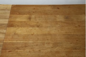 中古　ベルギー　ETHNICRAFT(エスニクラフト)　モダンシャープデザイン　チーク無垢材　伸縮式　温もりのある風合いがナチュラルインテリアにおすすめのダイニングテーブル(エクステンションテーブル、4人掛け、6人掛け)(定価約46万円)(R-083166)