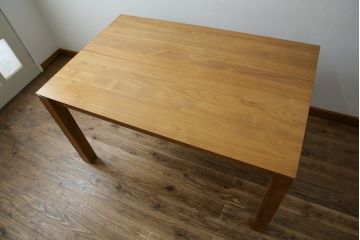 中古　ベルギー　ETHNICRAFT(エスニクラフト)　モダンシャープデザイン　チーク無垢材　伸縮式　温もりのある風合いがナチュラルインテリアにおすすめのダイニングテーブル(エクステンションテーブル、4人掛け、6人掛け)(定価約46万円)(R-083166)