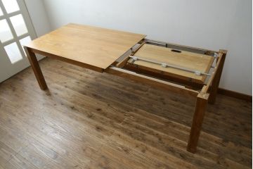 中古　ベルギー　ETHNICRAFT(エスニクラフト)　モダンシャープデザイン　チーク無垢材　伸縮式　温もりのある風合いがナチュラルインテリアにおすすめのダイニングテーブル(エクステンションテーブル、4人掛け、6人掛け)(定価約46万円)(R-083166)