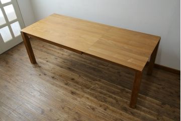 中古　ベルギー　ETHNICRAFT(エスニクラフト)　モダンシャープデザイン　チーク無垢材　伸縮式　温もりのある風合いがナチュラルインテリアにおすすめのダイニングテーブル(エクステンションテーブル、4人掛け、6人掛け)(定価約46万円)(R-083166)
