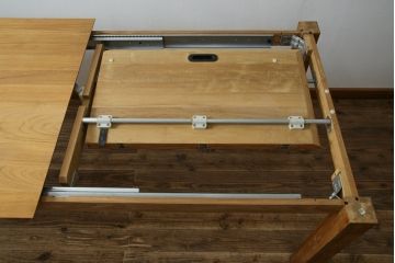 中古　ベルギー　ETHNICRAFT(エスニクラフト)　モダンシャープデザイン　チーク無垢材　伸縮式　温もりのある風合いがナチュラルインテリアにおすすめのダイニングテーブル(エクステンションテーブル、4人掛け、6人掛け)(定価約46万円)(R-083166)