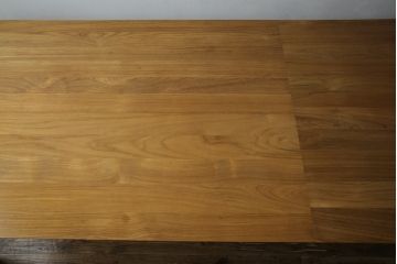 中古　ベルギー　ETHNICRAFT(エスニクラフト)　モダンシャープデザイン　チーク無垢材　伸縮式　温もりのある風合いがナチュラルインテリアにおすすめのダイニングテーブル(エクステンションテーブル、4人掛け、6人掛け)(定価約46万円)(R-083166)