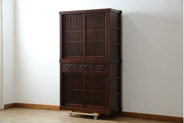 中古　美品　三越百貨店　三方栗材　上質な和の空間を演出する格子引き戸の二段重ね水屋箪笥(食器棚、茶箪笥、キャビネット、収納棚、戸棚、重ねタンス、店舗什器、バラ売り可能)(R-083167)