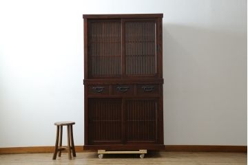 中古　美品　三越百貨店　三方栗材　上質な和の空間を演出する格子引き戸の二段重ね水屋箪笥(食器棚、茶箪笥、キャビネット、収納棚、戸棚、重ねタンス、店舗什器、バラ売り可能)(R-083167)
