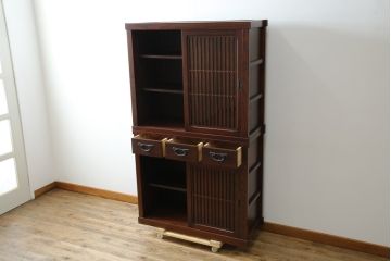 中古　美品　三越百貨店　三方栗材　上質な和の空間を演出する格子引き戸の二段重ね水屋箪笥(食器棚、茶箪笥、キャビネット、収納棚、戸棚、重ねタンス、店舗什器、バラ売り可能)(R-083167)