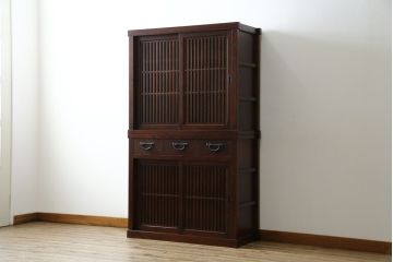 中古　美品　三越百貨店　三方栗材　上質な和の空間を演出する格子引き戸の二段重ね水屋箪笥(食器棚、茶箪笥、キャビネット、収納棚、戸棚、重ねタンス、店舗什器、バラ売り可能)(R-083167)