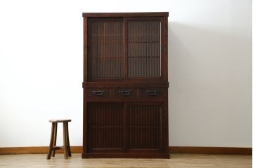 中古　美品　三越百貨店　三方栗材　上質な和の空間を演出する格子引き戸の二段重ね水屋箪笥(食器棚、茶箪笥、キャビネット、収納棚、戸棚、重ねタンス、店舗什器、バラ売り可能)(R-083167)