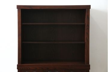 中古　美品　三越百貨店　三方栗材　上質な和の空間を演出する格子引き戸の二段重ね水屋箪笥(食器棚、茶箪笥、キャビネット、収納棚、戸棚、重ねタンス、店舗什器、バラ売り可能)(R-083167)