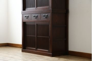 中古　美品　三越百貨店　三方栗材　上質な和の空間を演出する格子引き戸の二段重ね水屋箪笥(食器棚、茶箪笥、キャビネット、収納棚、戸棚、重ねタンス、店舗什器、バラ売り可能)(R-083167)