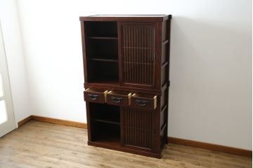 中古　美品　三越百貨店　三方栗材　上質な和の空間を演出する格子引き戸の二段重ね水屋箪笥(食器棚、茶箪笥、キャビネット、収納棚、戸棚、重ねタンス、店舗什器、バラ売り可能)(R-083167)