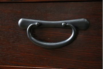中古　美品　三越百貨店　三方栗材　上質な和の空間を演出する格子引き戸の二段重ね水屋箪笥(食器棚、茶箪笥、キャビネット、収納棚、戸棚、重ねタンス、店舗什器、バラ売り可能)(R-083167)