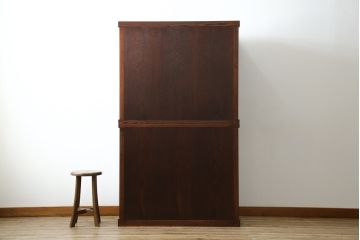 中古　美品　三越百貨店　三方栗材　上質な和の空間を演出する格子引き戸の二段重ね水屋箪笥(食器棚、茶箪笥、キャビネット、収納棚、戸棚、重ねタンス、店舗什器、バラ売り可能)(R-083167)
